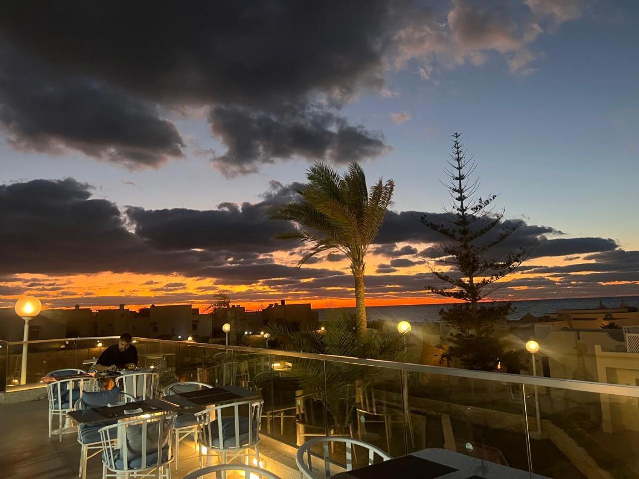 Borg El Arab Beach Resort Exterior foto Sunset at the beach